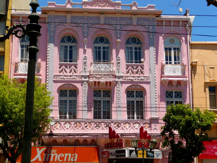 VALPARAISO, CHILE / A BUILDING ON CALLE PEDRO MONTT